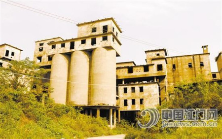 雖然被歷史的車(chē)輪碾過(guò)，但從前的繁華仍依稀可見(jiàn)。