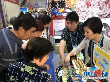 日本館食品展位吸引不少觀展者購買。鄭松波 攝