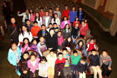 新澤西交響樂團(tuán)總監(jiān)張弦為學(xué)生講解樂團(tuán)分工。(美國(guó)《世界日?qǐng)?bào)》/沈曉星供圖)