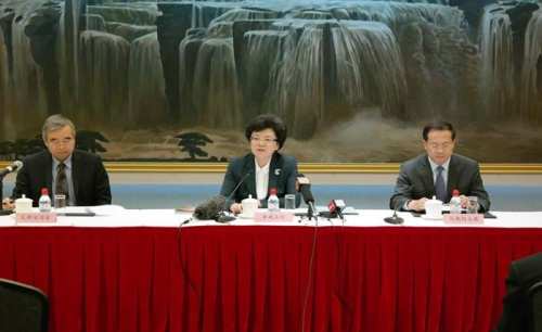 國家衛(wèi)生和計劃生育委員會主任李斌在第70屆世界衛(wèi)生大會中國代表團(tuán)記者會上回答記者提問。圖片來源：國家衛(wèi)生和計劃生育委員會網(wǎng)站。