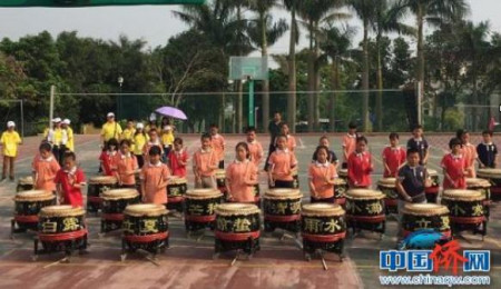 營(yíng)員學(xué)打節(jié)令鼓。葉小珊 攝