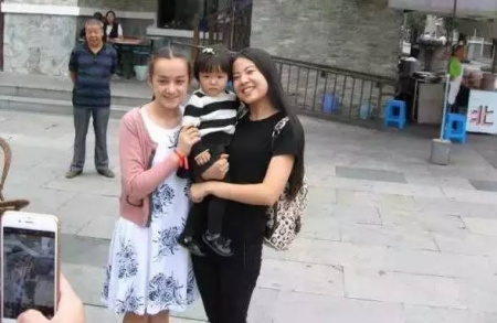 今年是第三屆比賽，冠軍是下圖左邊的這位小姑娘，她的奪冠時(shí)間是6天。（圖片來源：海外網(wǎng)）0