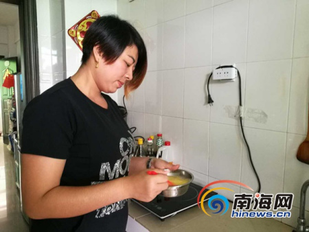 黎迎在給兒子準(zhǔn)備午飯。南海網(wǎng)記者 高鵬 攝