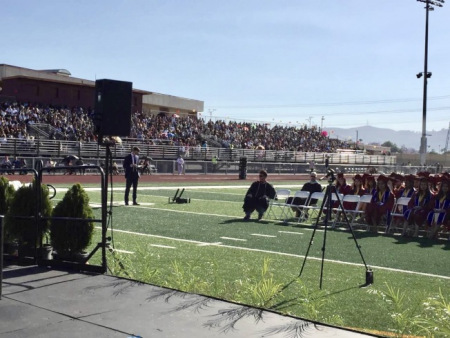 威爾遜高中22日為學(xué)生舉行畢業(yè)典禮。(美國《世界日?qǐng)?bào)》/張金生提供)