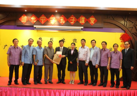 互贈(zèng)紀(jì)念品。