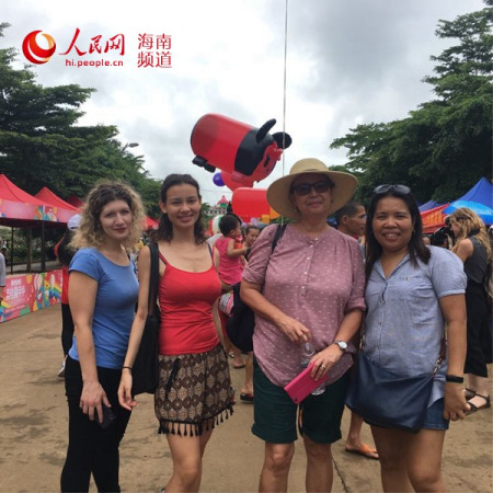 圖為外國友人合影留念。