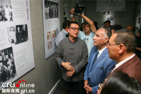 與會嘉賓參觀郭沫若展廳。