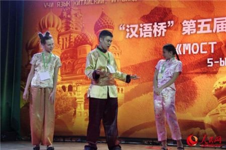 獲得最佳才藝獎的阿爾斯蘭(中)在表演中。(人民網(wǎng)記者 張曉東 攝)