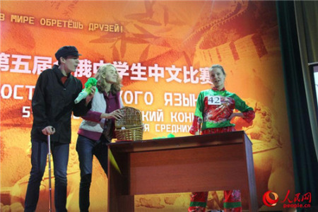 獲得個人第一名的金安娜(右)在才藝表演中。(人民網(wǎng)記者 張曉東 攝)