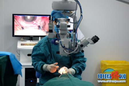 圖為為白內(nèi)障患者進(jìn)行手術(shù)。孫睿 攝