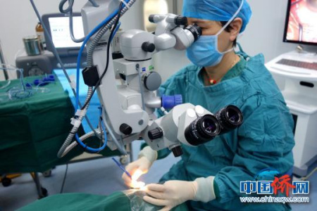 圖為為白內(nèi)障患者進(jìn)行手術(shù)。孫睿 攝