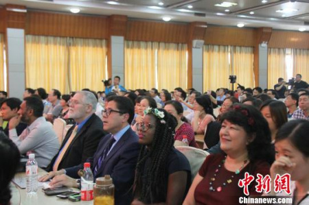 山東省實(shí)驗(yàn)中學(xué)中美高中課程班教師及畢業(yè)生家長(zhǎng)參加畢業(yè)典禮?！≮w曉 攝