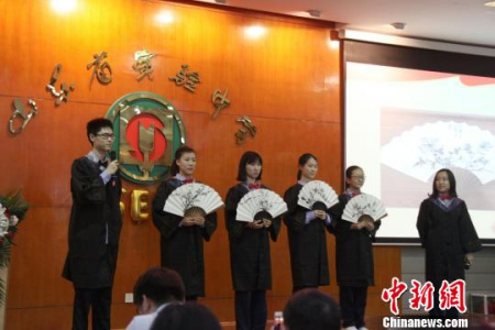 山東省實(shí)驗(yàn)中學(xué)中美高中課程班畢業(yè)生為母校獻(xiàn)上自己制作的禮物?！≮w曉 攝