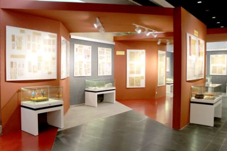 館內(nèi)收藏著大量的僑批檔案、土地契約文書等。