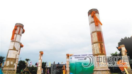 銀信廣場矗立著20根銀信柱，每根銀信柱有八面，包含不同主題，如勞工、留學(xué)、抗日、愛國等內(nèi)容，分類展示?？诓旱你y信文化。