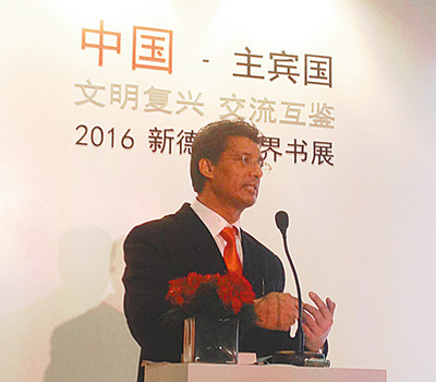 印度漢學家狄伯杰在印度新德里世界書展上。 　　中譯出版社供圖