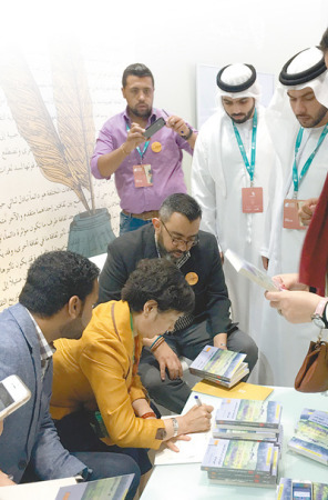 2017年阿布扎比國際書展上，中國作家葉梅《歌棒》阿語版新書簽售會。 　　中譯出版社供圖