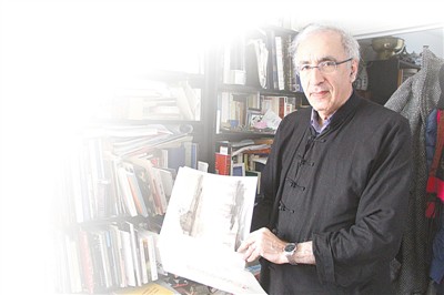 法國漢學家白樂桑在介紹法國出版的中國相關(guān)書籍。(本報記者 李永群 攝)