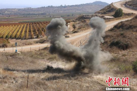 將發(fā)現(xiàn)的2枚地雷就地銷毀?！∪A迅 攝