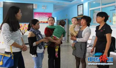 圖為紅河州僑聯(lián)看望福利院孤殘兒童。紅河州僑聯(lián) 攝