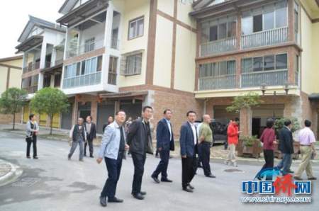 嘉賓們參觀“中壩玖龍僑愛新村—僑心居”。鐘欣　攝