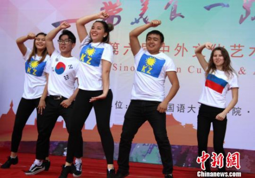 圖為來自多國留學(xué)生的表演。　張一辰 攝