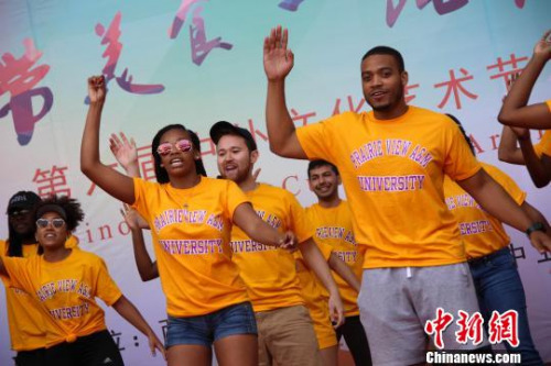 圖為美國留學(xué)生表演節(jié)目。　張一辰 攝