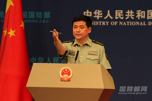 國(guó)防部新聞局副局長(zhǎng)、國(guó)防部新聞發(fā)言人任國(guó)強(qiáng)上校答記者問(wèn)。馮開(kāi)華 攝