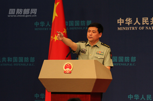 國(guó)防部新聞局副局長(zhǎng)、國(guó)防部新聞發(fā)言人任國(guó)強(qiáng)上校答記者問(wèn)。馮開(kāi)華 攝