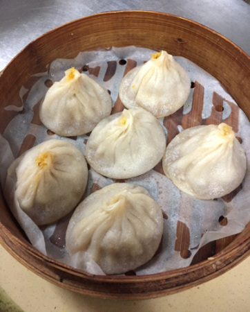 “城隍廟小籠包”的蟹黃小籠包。(美國《世界日報》資料圖)