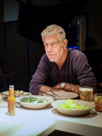 旅游美食節(jié)目主持人波登在節(jié)目中探索皇后區(qū)美食。(美國《世界日報》資料圖)