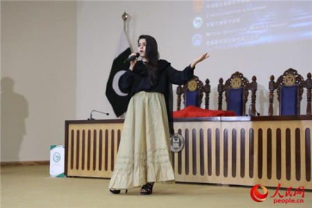 圖為參賽選手展示才藝(人民網記者 徐偉 攝)