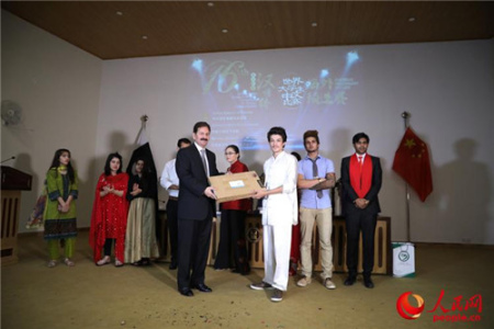 圖為嘉賓向獲得冠軍的選手頒發(fā)獎品(人民網記者 徐偉 攝)