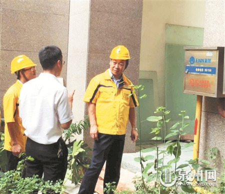 泉州燃?xì)鈴埼臅?huì)總經(jīng)理（右）到小區(qū)內(nèi)進(jìn)行安全檢查。