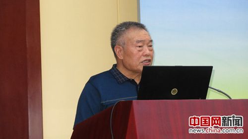 中國社會科學(xué)院學(xué)部委員黃長著介紹世界語言使用情況。中國網(wǎng)記者 張艷玲 攝