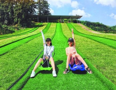 游客在逍遙谷滑草。