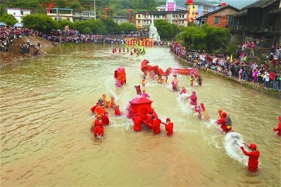 梅林土樓媽祖文化節(jié)吸引眾多游客。
