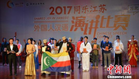 蘇北賽區(qū)獲獎(jiǎng)選手上臺(tái)領(lǐng)獎(jiǎng)?！≈熘靖?攝