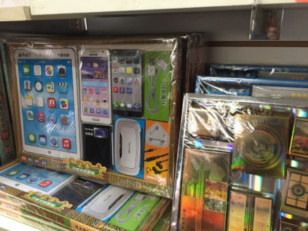 紙?jiān)榔贰?美國(guó)《世界日?qǐng)?bào)》/陸怡雯 攝)