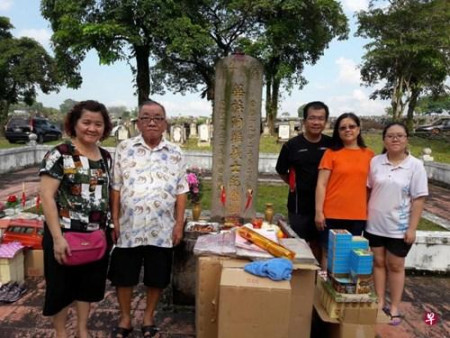 吳碧山一家清明到新加坡蔡厝港華人墳場(chǎng)。(新加坡《聯(lián)合早報(bào)》/吳碧山提供)