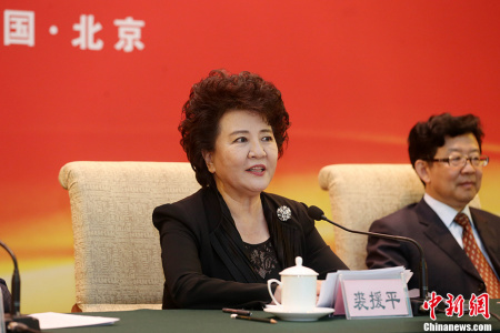 5月26日，2017年文化中國(guó)·華星藝術(shù)團(tuán)團(tuán)長(zhǎng)年會(huì)閉幕式暨高級(jí)研修班結(jié)業(yè)式在北京召開。國(guó)務(wù)院僑辦主任裘援平出席活動(dòng)并做主題發(fā)言。 <a target='_blank' >中新社</a>記者 韓海丹 攝