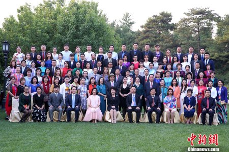 5月26日，2017年文化中國(guó)·華星藝術(shù)團(tuán)團(tuán)長(zhǎng)年會(huì)閉幕式暨高級(jí)研修班結(jié)業(yè)式在北京召開。國(guó)務(wù)院僑辦主任裘援平出席活動(dòng)并做主題發(fā)言。 <a target='_blank' >中新社</a>記者 韓海丹 攝