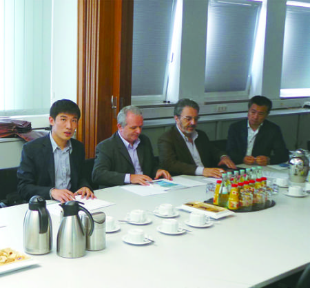 張越(左一)與客戶洽談。(法國《歐洲時報》意大利版)