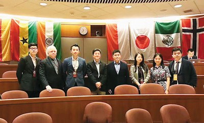 　高宇同（左一）在今年的哈佛中國論壇上講述自己創(chuàng)業(yè)經(jīng)歷，他認為“90后”這一代擁有改變世界的可能性。