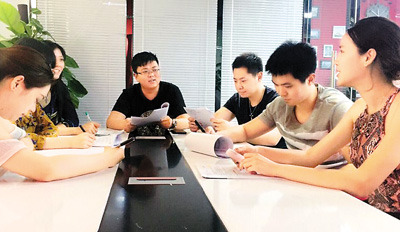 師鈺奇（右四）帶領(lǐng)自己的團隊開劇本研討會，在輕松的討論氛圍里，他們把自己寫的劇本演繹出來，使劇本內(nèi)容更豐富。