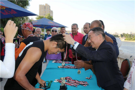 宋大使為獲獎選手頒獎