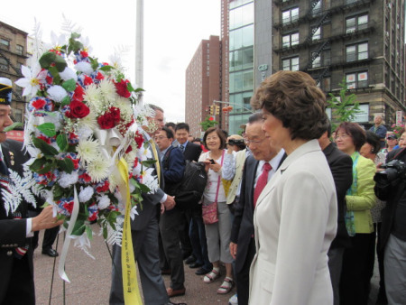 趙蘭獻(xiàn)花致意。（美國(guó)《世界日?qǐng)?bào)》/顏嘉瑩 攝）
