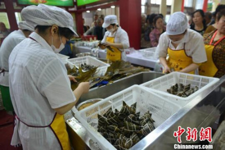 資料圖：成都粽子文化節(jié)上演傳統(tǒng)文化民俗秀，現(xiàn)場包粽子。張浪 攝