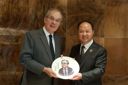 圖為吉林動畫學院董事長、校長鄭立國（右）贈送法國駐華大使顧山先生漫畫像。（圖片來源：吉林動畫學院供圖）