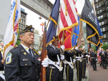 游行隊(duì)伍一字排開，場(chǎng)面隆重莊嚴(yán)。(來源：美國(guó)《世界日?qǐng)?bào)》/顏嘉瑩 攝)